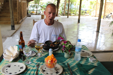 4 Frank geniesst den Lunch ganz und gar