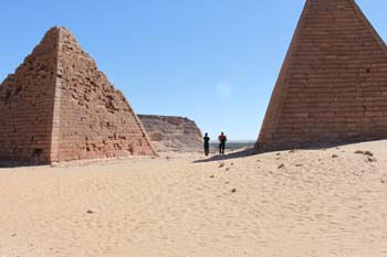 Es sind mehrere Pyramiden