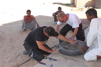 F2 Zuerst den Reifen vom Felgenschulter lösen