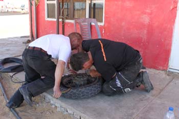 F5 Neuer Schlauch ist drin und Reifen fasst montiert