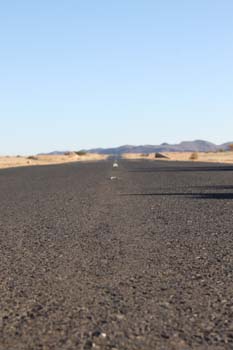 Gerade Strasse soweit das Auge sehen kann