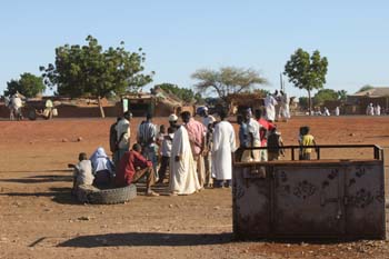 Bei einer Chai-Pause werden unsere Töff's bestaunt