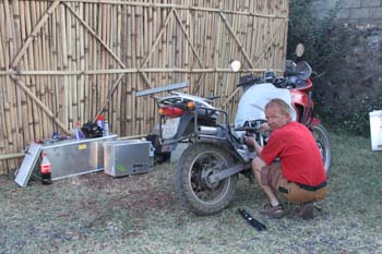 Frank richtet sein Federbein