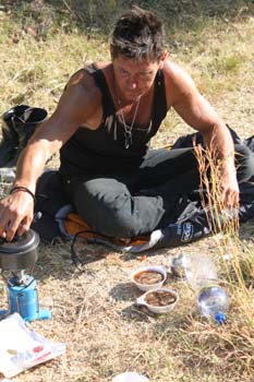 Spencer beim Tee kochen