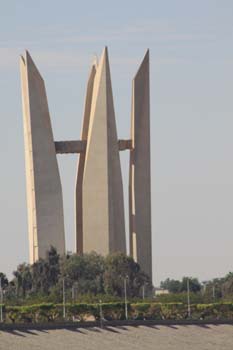 Monument am High Dam ca. 50 m hoch