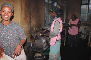 es wird auf offenem Feuer gekocht