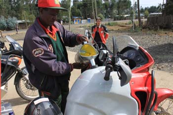 und rein in den Tank