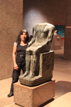 Anneliese mit Kopfloser Statue