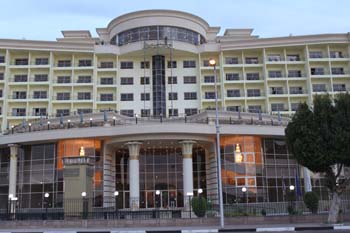 Die Weihnachsbeleuchtung wird angebracht