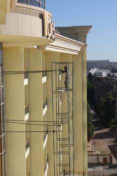 Gerüstbau für die Weihnachtsbeleuchtung