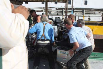 Zu fünft kriegen wir die Töffs auf engstem Raum parkiert