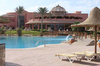 Der Pool lädt zum Baden ein
