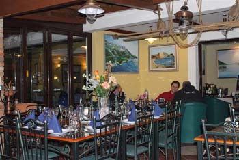 Kunstvoll hergerichteter Esstisch