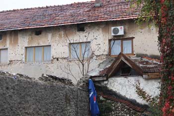 Mostar, Einschusslöcher in der Fassade vom Krieg im Yugoslawien