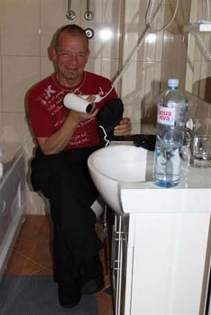 Handschuhe werden mit Föhn getrocknet.