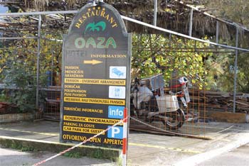 Unsere Motorräder haben auch ihren Platz.Sonnenschein am Morgen in Budvan