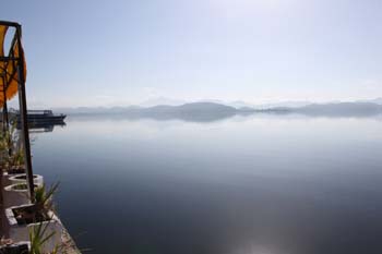 Morgensonne über den See