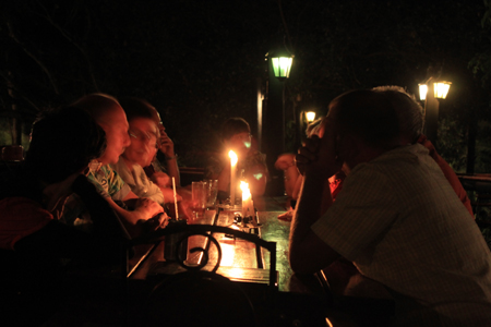 12. eine Gruppe Dänen beim Dinner